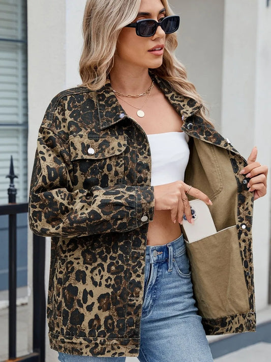 Leopard print denim jacket with versatility.